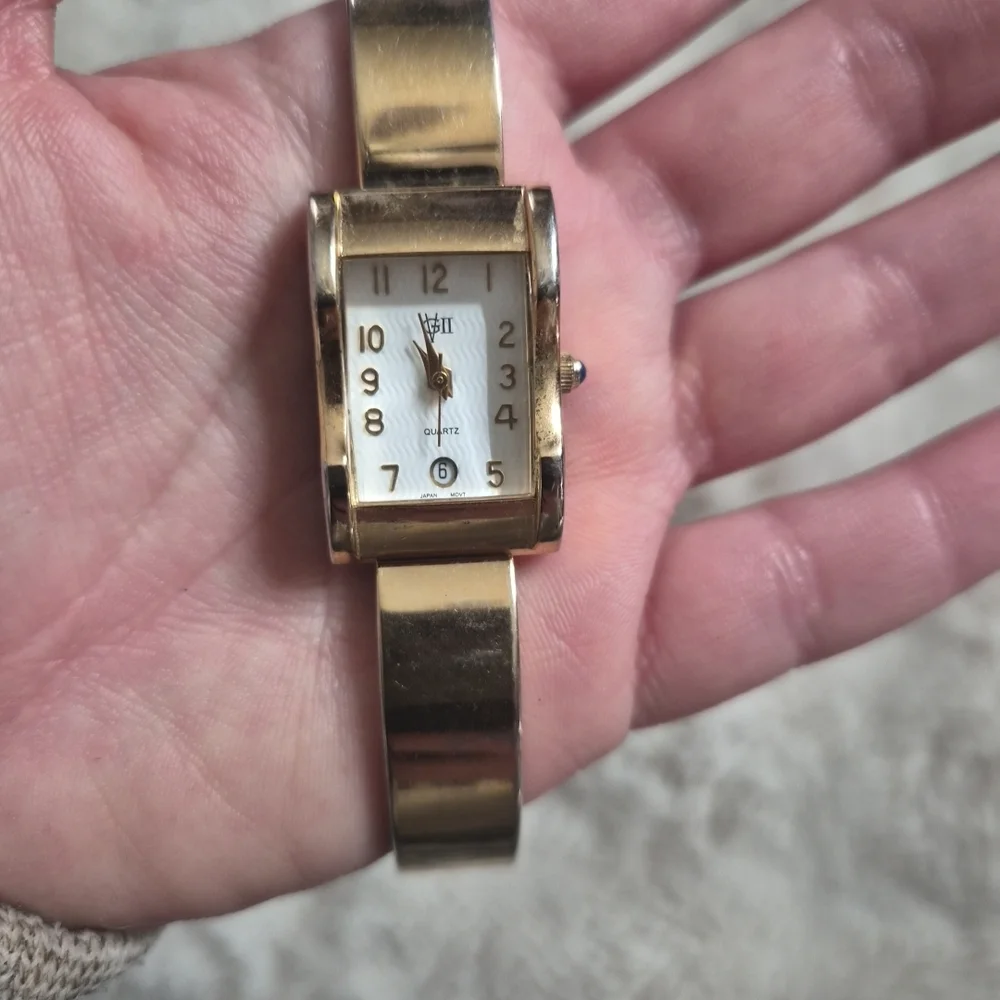 Womens GVII Watch Wristwatch Gold Tone Modern Contemporary Sleek Chic Office ✨️